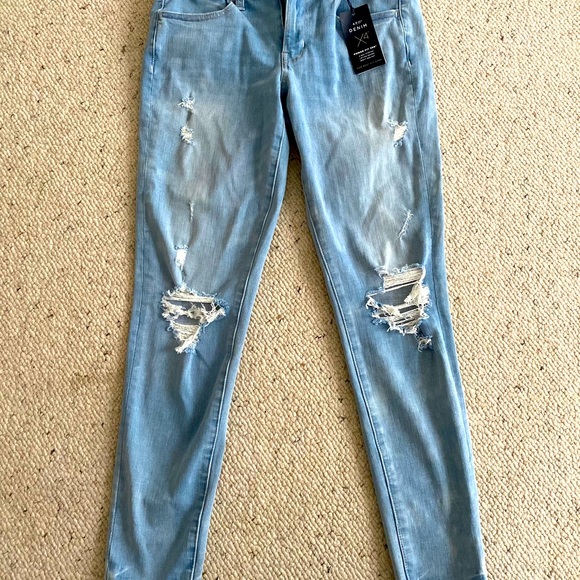 American Eagle Light Wash Jeans - Picture 1 of 3